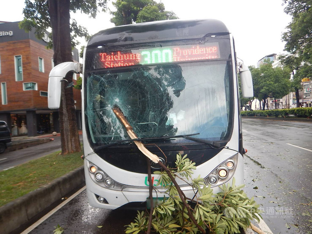 台中市10日中午降下大雨,一輛300號公車行經西屯區台灣大道的公車專用道,遭斷裂路樹刺穿前擋風玻璃,頓時碎玻璃四散,幸無人員受傷。(警方提供)中央社記者蘇木春傳真 109年7月10日