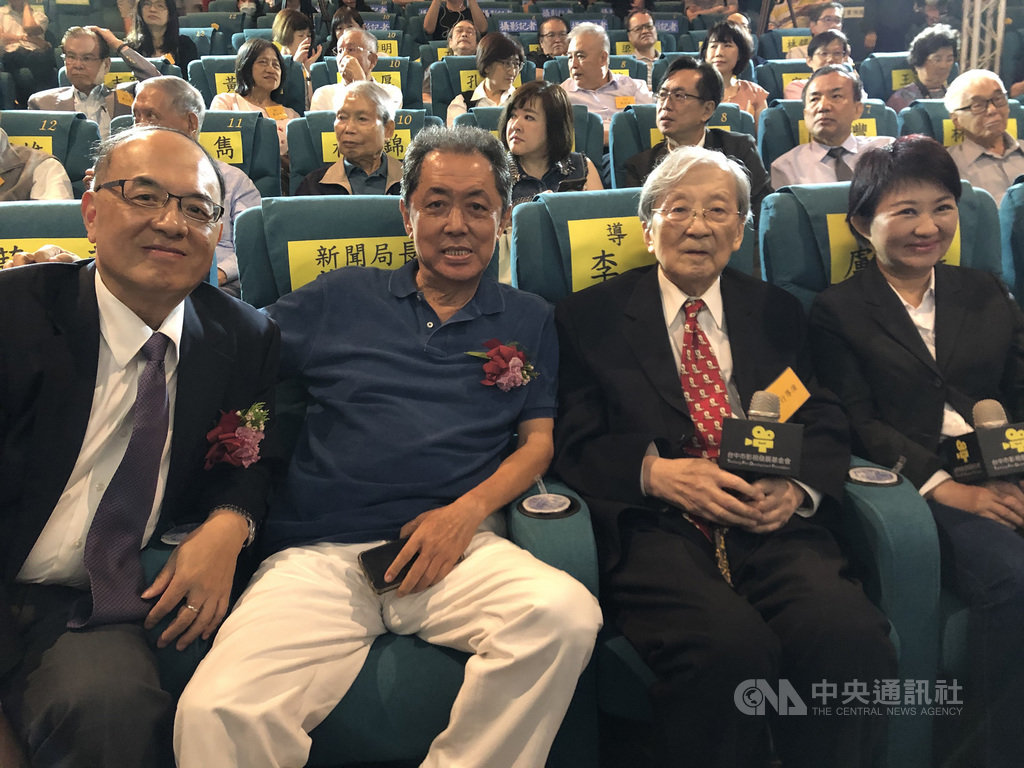 「行影.台中-李行導演90耆壽影展」開幕記者會10日在台中舉行,除資深導演李行(前右2)本尊到場,國家電影及視聽文化中心董事長藍祖蔚(前左)、資深影人朱延平(左2)及台中市長盧秀燕(右)等人出席。(台中市影視發展基金會提供)中央社記者葉冠吟傳真 109年7月10日