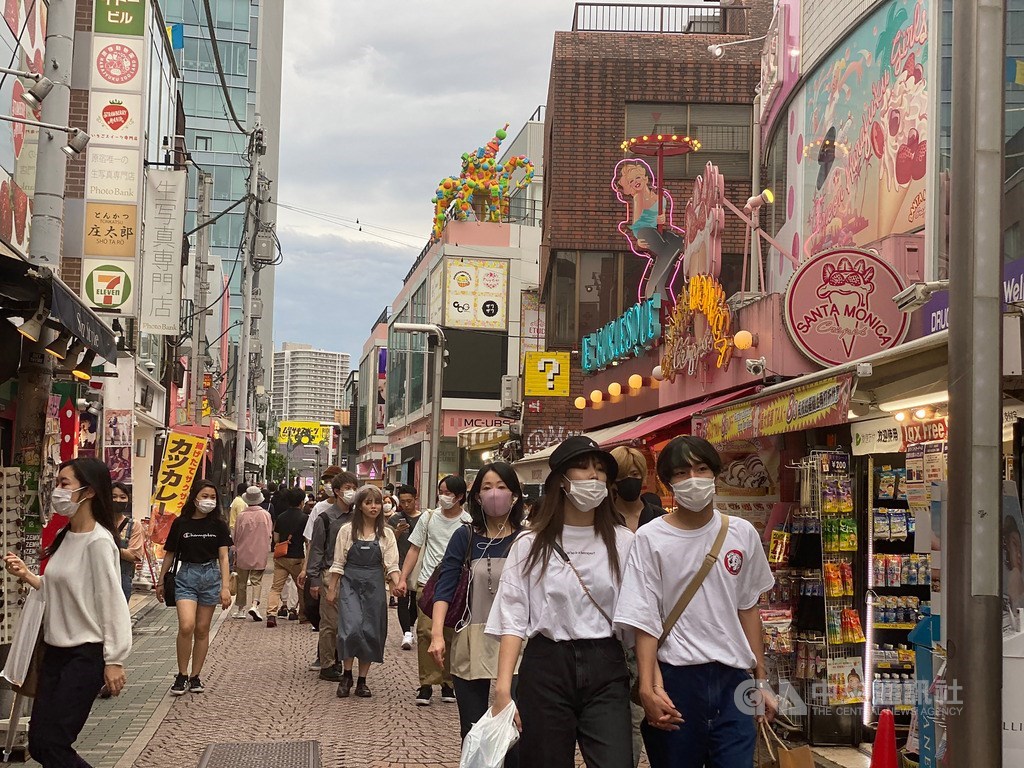 隨著疫情趨緩,日本先鬆綁商務人士入境,首波與越南、泰國等4國磋商,第2波將與日本往來較多的台灣、中國、韓國等國磋商。圖為原宿竹下通,大多數人戴口罩防疫。(中央社檔案照片)