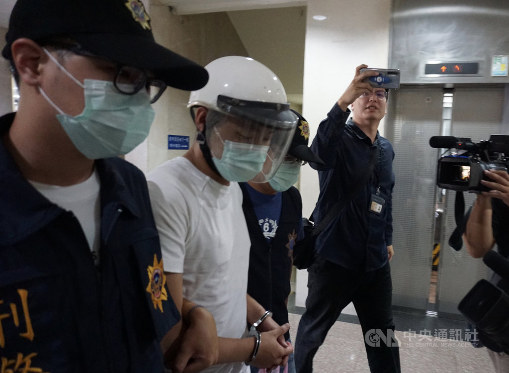 23歲林姓男子10日凌晨駕駛名車行經台北市林口街附近巷弄時,失控撞上民宅外牆,波及9輛汽機車。警方到場發現林男酒測值超標,詢後送辦。中央社記者劉建邦攝 109年7月10日