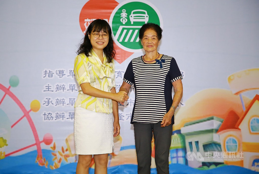 基隆市教育處長林祝里(左)10日頒發感謝狀給今年度優秀導護志工,高齡93歲的建德國小志工邱魏養(右),至今仍以守護學童通學為志業,精神令人感佩。(基隆市政府提供)中央社記者沈如峰基隆傳真 109年7月10日