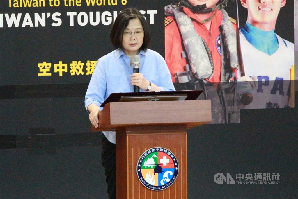 總統蔡英文(圖)10日視察空勤總隊台中駐地,感謝隊員的付出,守護民眾生命安全;並宣布7月起,空勤飛航人員每人每月加發新台幣4萬元獎金,也提高空勤人員與共勤機組員鐘點費,盼能留住人才。中央社記者蘇木春攝 109年7月10日
