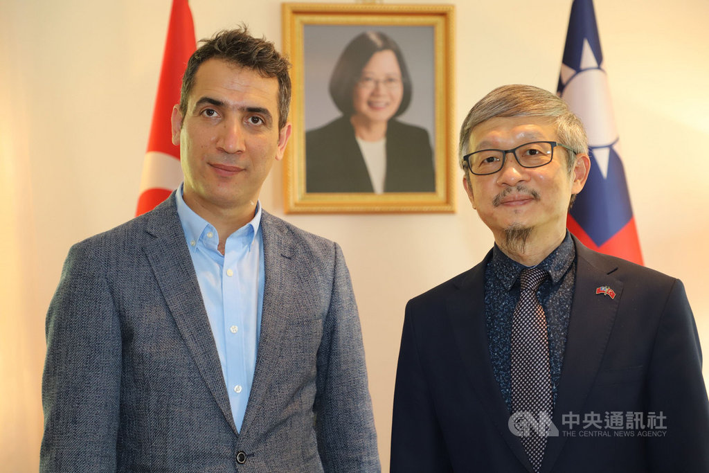 駐土耳其代表鄭泰祥(右)於1日在代表處接待即將履新的土耳其駐台灣代表貝定可(左)。貝定可表示,未來將聚焦提升雙邊經貿與民間交流。中央社記者何宏儒安卡拉攝 109年7月10日