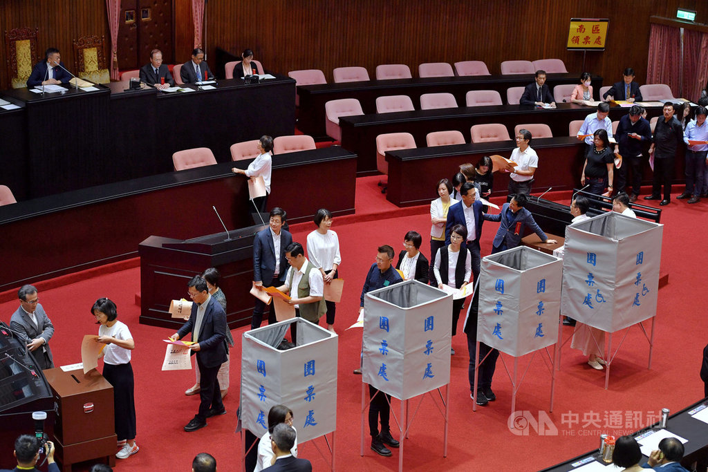 立法院10日上午進行考試院人事同意權案投票,立法委員在議場內排隊領票,預計投票將在上午11時截止。中央社記者王飛華攝 109年7月10日