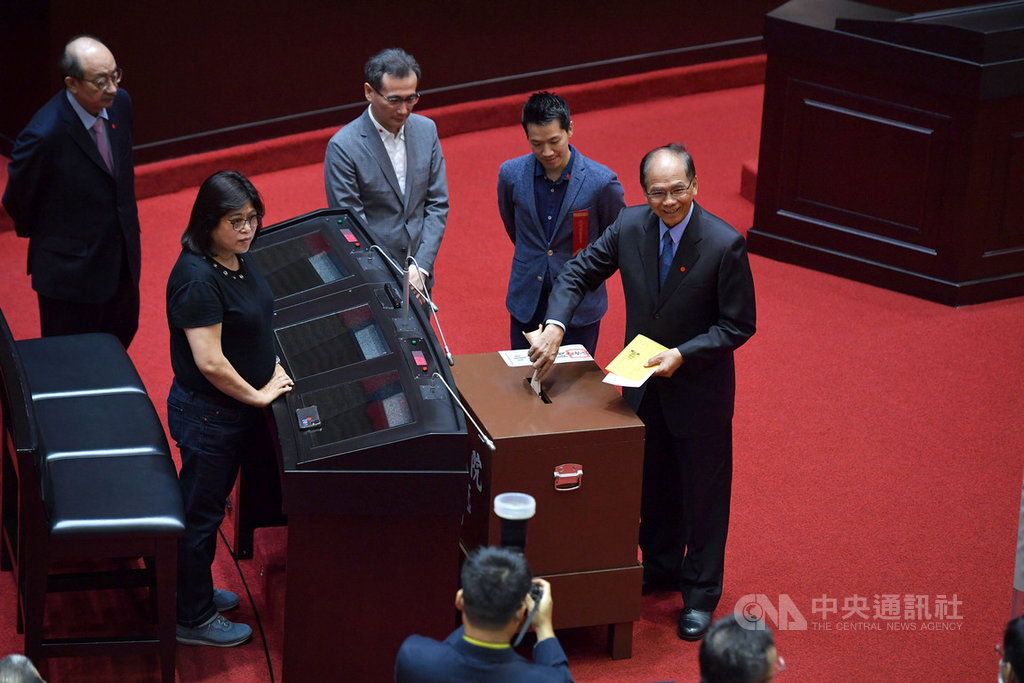 立法院10日行使考試院長、副院長及考試委員人事同意權案,圖為立法院長游錫堃(右)在議場內進行同意權投票,後左為民進黨立法院黨團總召柯建銘。中央社記者王飛華攝 109年7月10日
