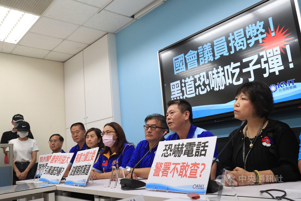國民黨立法院黨團總召林為洲(右2)、國民黨立委孔文吉(右3)等人10日在立法院舉行記者會,表示8日揭發唐榮公司弊案後,辦公室助理陸續接到恐嚇電話,要求警方立案調查。中央社記者吳家昇攝 109年7月10日