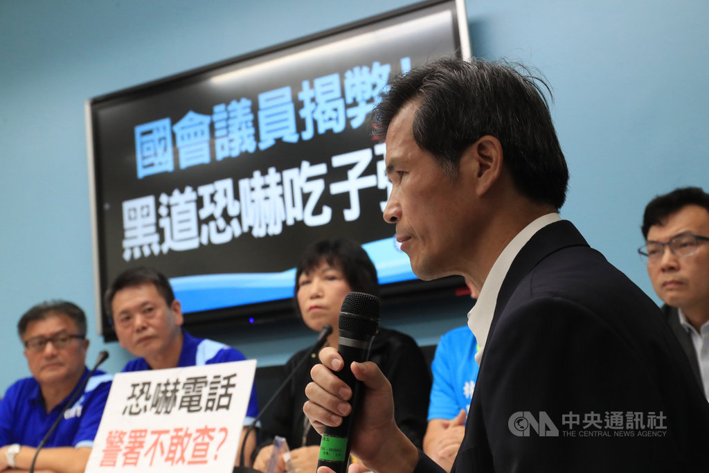 國民黨立法院黨團總召林為洲(後左2)、國民黨立委孔文吉(後左)等人10日在立法院舉行記者會,表示助理接到恐嚇電話,要求警方立案調查。刑事警察局副局長李西河(前)回應會立即受理,積極偵辦。中央社記者吳家昇攝 109年7月10日
