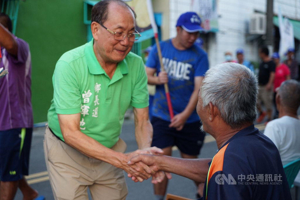 屏東縣崁頂鄉長補選11日將進行投票,70歲前崁頂鄉代會主席曾輝地(前左)以無黨籍參選,爭取民眾支持。(曾輝地競選總部提供)中央社記者郭芷瑄傳真 109年7月10日