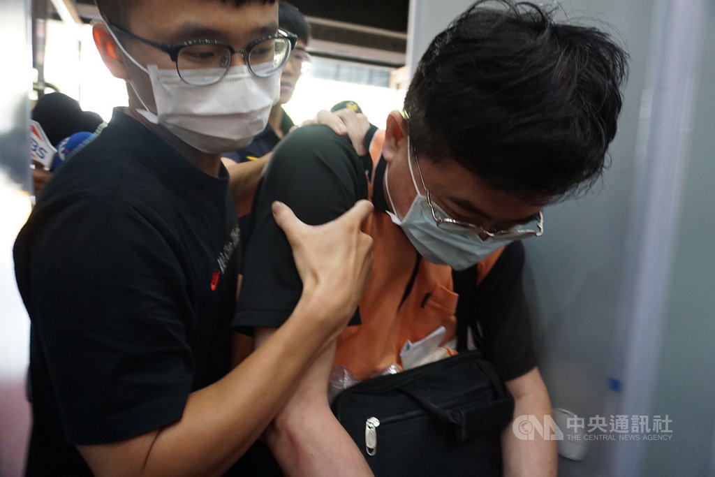 一名開設私人補習班的數學老師被控涉嫌偷拍,警方初步發現疑有7名女學生受害,10日將涉案老師送辦。檢察官訊問後諭令新台幣3萬元交保。中央社記者林長順攝 109年7月10日