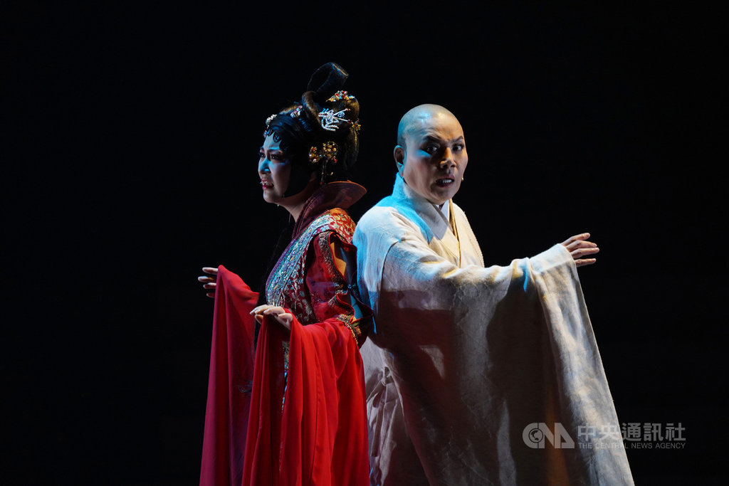 唐美雲歌仔戲團10日在台灣戲曲中心舉行彩排記者會,帶來11日將再度搬演的經典作「千年渡.白蛇」精彩片段,邀請民眾在疫情解封之際進場看好戲。中央社記者徐肇昌攝 109年7月10日
