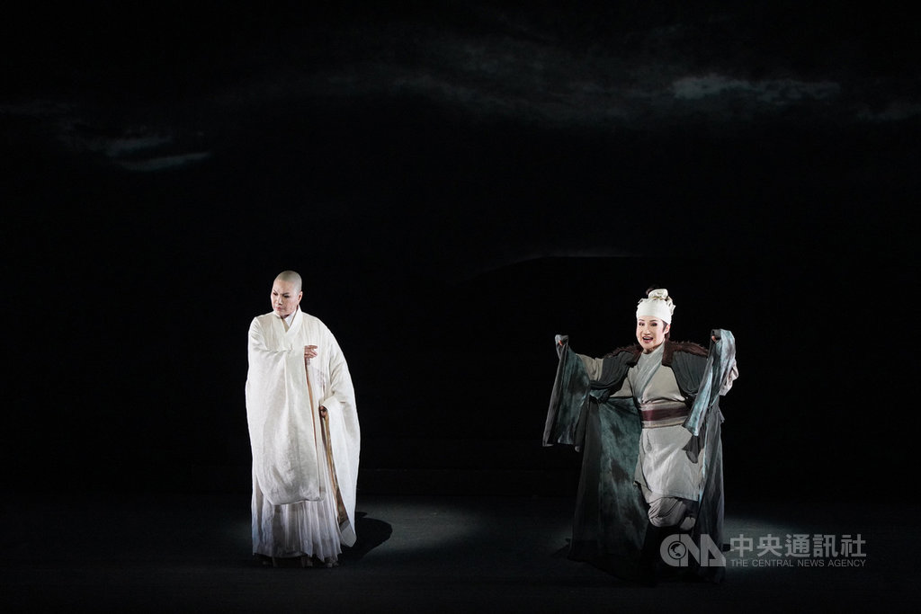 唐美雲歌仔戲團11、12日將在台灣戲曲中心重現經典劇作「千年渡.白蛇」,10日舉行彩排記者會,搶先呈現精彩片段。中央社記者徐肇昌攝 109年7月10日
