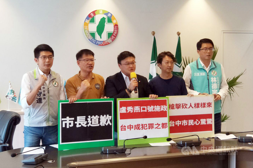民進黨籍台中市議員施志昌(中)9日接送小孩時,目睹街頭鬥毆事件,10日與同黨市議員江肇國(右2)、林德宇(右)、王立任(左2)、黃守達(左)舉行記者會,還原第一現場狀況並呼籲市長盧秀燕要站出來,守護市民安全。中央社記者趙麗妍攝 109年7月10日