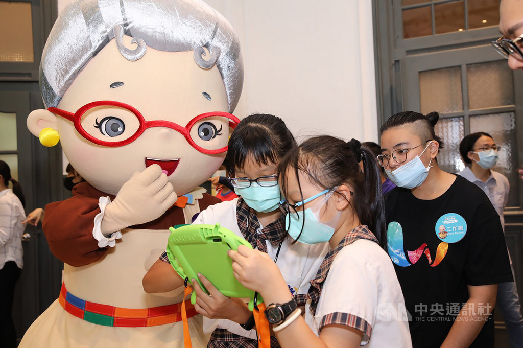 台南市美術館10日起推出「AR美術修復體驗展:妖果小學堂,真實與妖界的連結」,盼藉由遊戲闖關互動達到藝術教育寓教於樂的目標,開展記者會上邀請國小學子搶先體驗。(公視提供)中央社記者葉冠吟傳真 109年7月10日