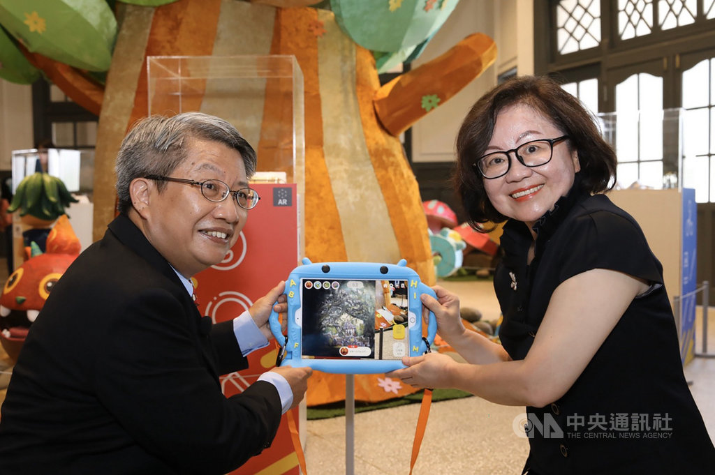 台南市美術館攜手公視推出「AR美術修復體驗展:妖果小學堂,真實與妖界的連結」,公廣集團董事長陳郁秀(右)、南美館館長潘襎(左)10日出席開展記者會。(公視提供)中央社記者葉冠吟傳真 109年7月10日