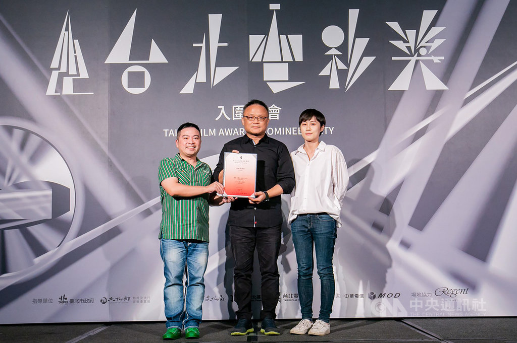 2020台北電影獎頒獎典禮11日將登場,10日舉行入圍酒會,搶先揭曉非正式競賽獲獎者,其中「媒體推薦獎」由紀錄片「男人與他的海」獲得,導演黃嘉俊(中)登台領獎。(台北電影獎提供)中央社記者陳秉弘傳真 109年7月10日