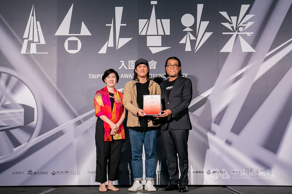 2020台北電影獎11日將頒獎,10日晚間搶先揭曉非正式競賽得獎名單,電影「下半場」奪得「觀眾票選獎」,北影主席李屏賓(右)親自頒獎給導演張榮吉(中)。(台北電影獎提供)中央社記者陳秉弘傳真 109年7月10日