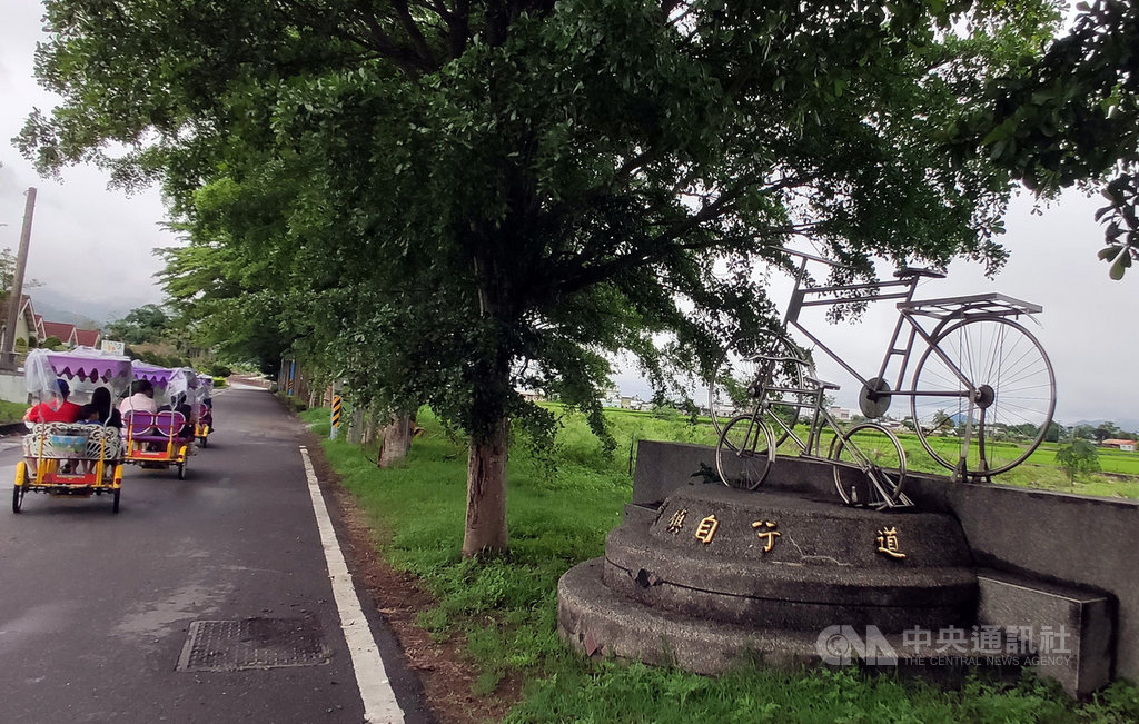 台東縣關山鎮擁有全國第一座環鎮自行車道,旅客可在騎乘中充分享受關山的農村風情,關山鎮今年並入選交通部觀光局2020年台灣經典╱山城小鎮。圖為2020年5月24日民眾走訪關山自行車道。中央社記者盧太城台東攝 109年7月10日