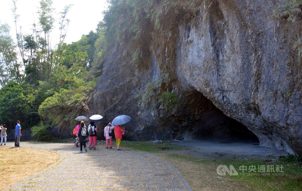 交通部觀光局2020年台灣經典╱山城小鎮遴選結果,台東縣擁有豐富山海美景的長濱鄉及關山鎮入選,其中,長濱鄉特色景點八仙洞是「長濱文化」遺址之一,擁有八仙過海的美麗傳說。圖為2017年8月18日民眾遊訪八仙洞遺址。中央社記者盧太城台東攝 109年7月10日