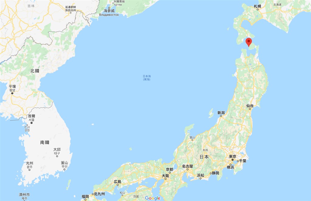 日本北海道與青森縣間的津輕海峽(紅標處)上空,日前被一名當地民眾捕捉到罕見怪雲,外觀看似「整排哥吉拉」。(圖取自Google地圖網頁google.com/maps)