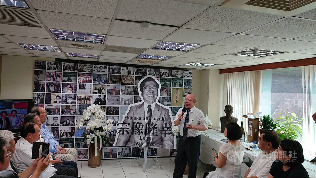 台灣獨立建國聯盟10日為日本台獨運動人士宗像隆幸舉辦追思會,律師李勝雄敬酒致意。中央社記者葉素萍攝 109年7月10日