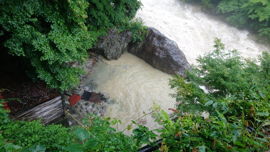 受豪雨影響,日本位於岐阜縣高山市的知名溫泉度假勝地奧飛驒溫泉鄉,目前所有聯外道路都已中斷,成了陸上孤島,岐阜縣政府正加速清除道路土石,但尚不清楚何時能恢復通行。(圖取自facebook.com/okuhidaspa)
