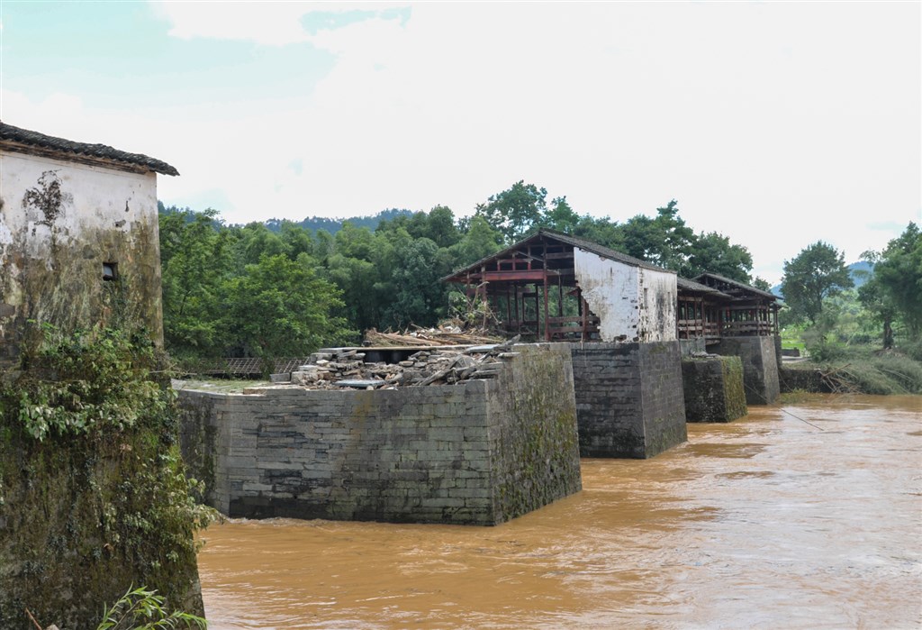 江西省婺源縣一座宋代廊橋「彩虹橋」9日已被洪水沖毀。(中新社提供)