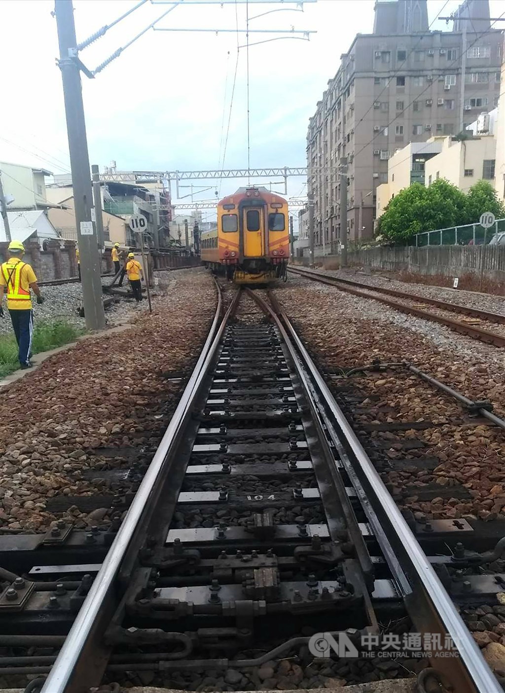 交通部台灣鐵路管理局表示,140次彰化開往七堵自強號10日晚間6時10分從彰化站站內南邊拖上線調車時出軌,上、下行各次列車都有延誤,台鐵全力搶修中。(台鐵局提供)中央社記者蕭博陽彰化縣傳真 109年7月10日