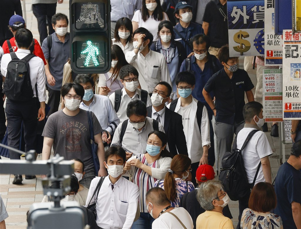 日本東京都武漢肺炎疫情近來持續升溫,10日單日新增243例再創新高。圖為東京都廳所在的新宿區街頭民眾個個都戴上口罩。(共同社提供)