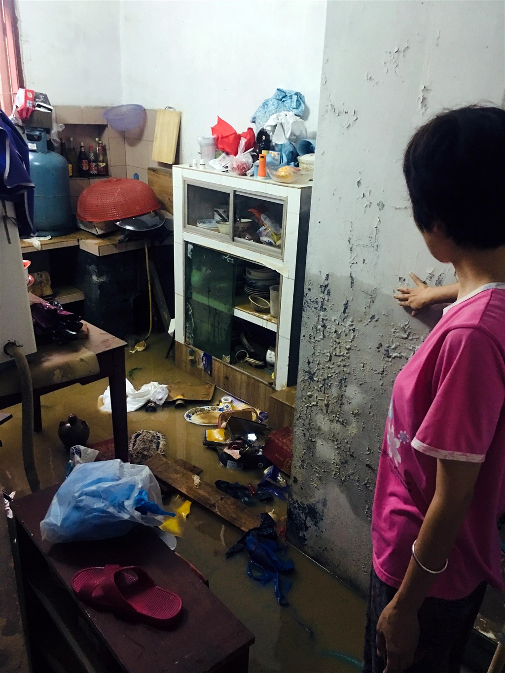福建邵武市一處民宅內10日積水未退,一片狼藉。(中新社提供)