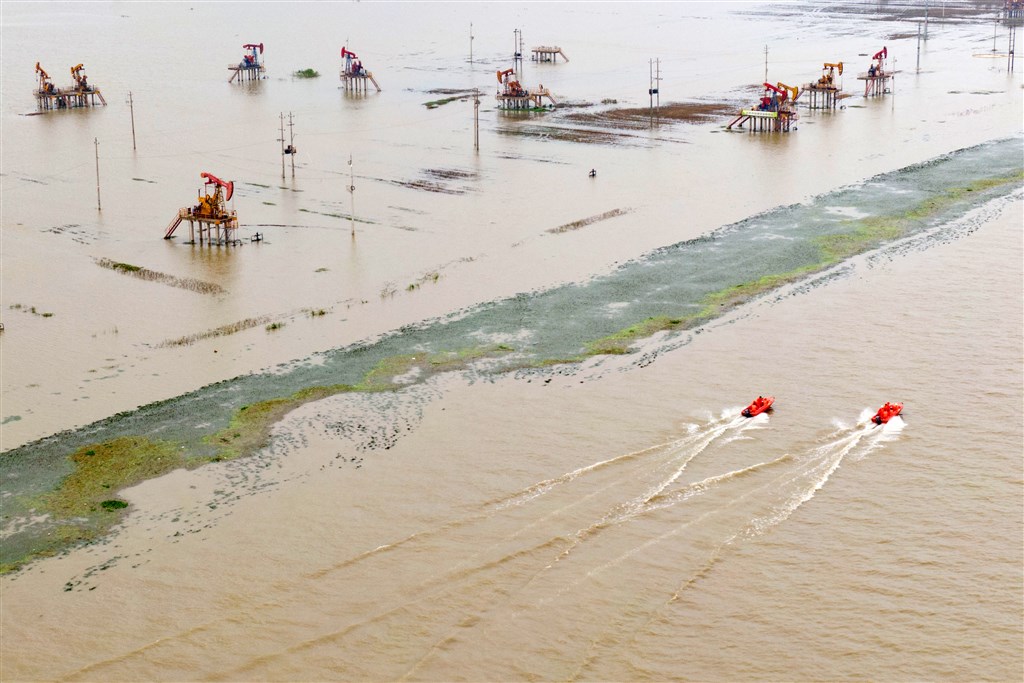 中國江蘇省洪澤湖連日持續洩洪，淮安市油田集油區9日成一片汪洋。（中新社提供）