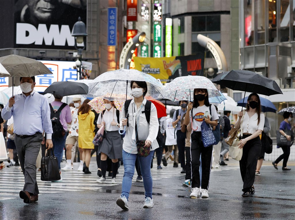 東京都知事小池百合子9日表示,東京確診的224例中,未滿30歲者占逾80%,其中20多歲至30多歲者占75%。圖為澀谷民眾戴口罩上街。(共同社提供)