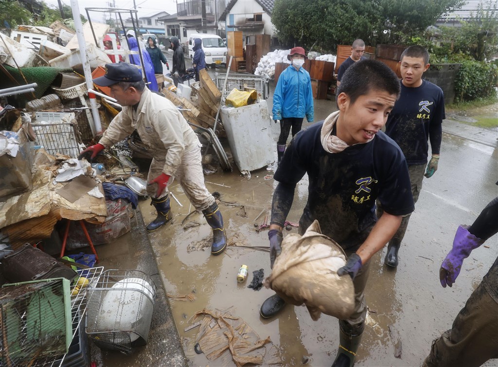 日本近日受鋒面影響,在西日本及東日本都降下破紀錄大雨。圖為日本高中生整理家園情形。(共同社提供)