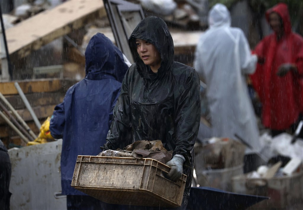 日本九州地方到甲信地方廣泛地區,僅僅一週累積雨量不只超過往年一整個月雨量,甚至還是2到3倍之多。圖為日本高中生整理家園情形。(共同社提供)
