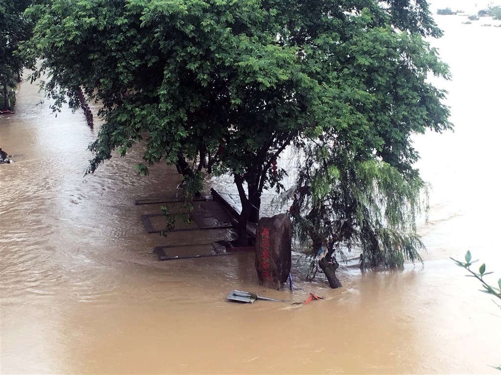 福建暴雨使蘭湯橋下遊客步行區被水淹沒,武夷山風景區全園關閉。(中新社提供)
