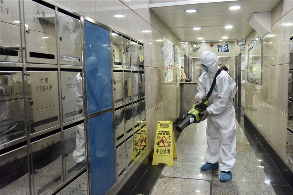 香港的武漢肺炎再度爆發,10日新增38宗病例,其中32宗為本土感染。圖為香港防疫人員在一處大樓消毒。(中新社提供)