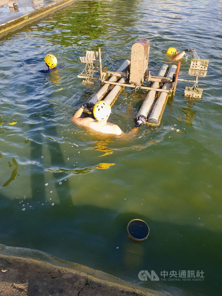 台中市一名男子10日前往清水區一處釣魚池釣魚,不知何故跌入池中溺水,消防局獲報立即前往搶救,緊急送往醫院救治。(台中市消防局提供)中央社記者蘇木春傳真 109年7月10日