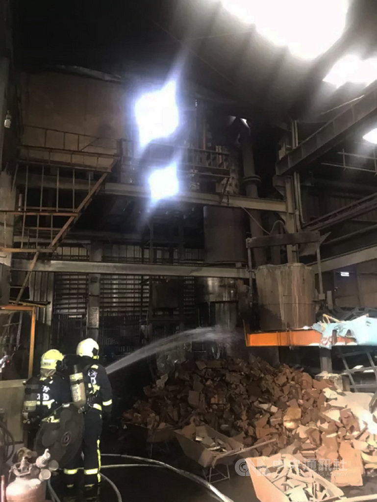 台中烏日一處金屬模具工廠10日下午發生火警,消防局獲報前往,到場時火勢已由業者自行撲滅,不過仍持續出水協助降溫,現場有4人受傷,一名消防小隊長搜救時也受傷,共計5人送醫;起火原因仍在調查中。(台中市消防局提供)中央社記者蘇木春傳真 109年7月10日