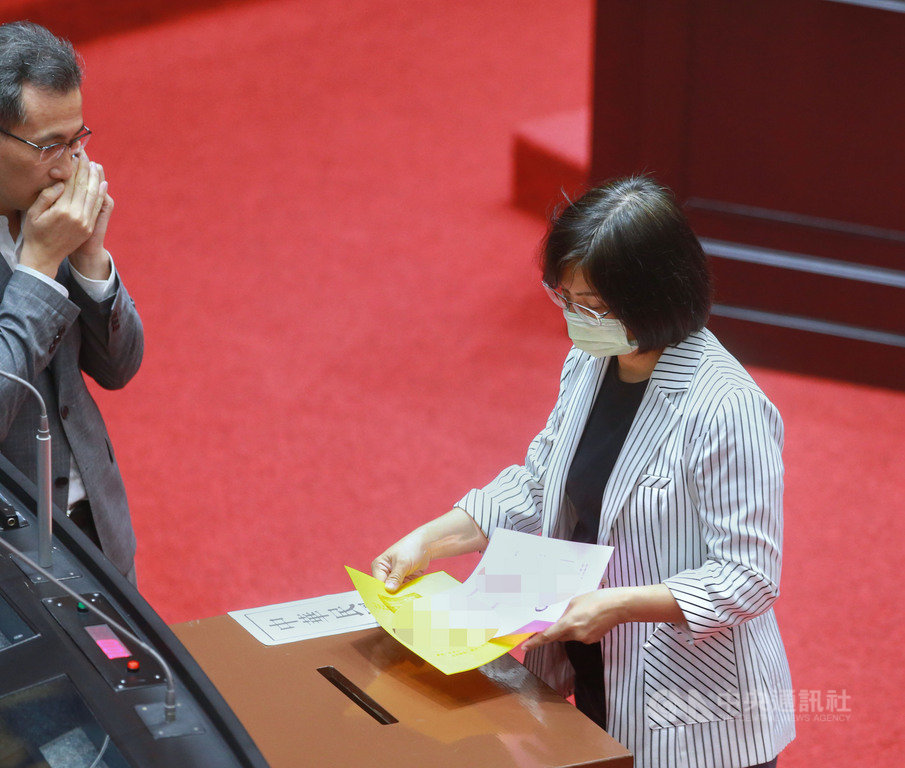 立法院10日行使考試院長、副院長及考試委員人事同意權案,圖為民進黨立法委員林淑芬(右)在議場投票。中央社記者王飛華攝 109年7月10日