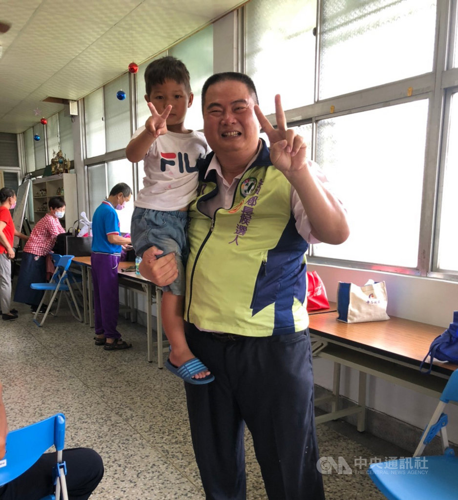 屏東縣崁頂鄉長補選11日將進行投票,時代力量發起「崁頂鄉長候選人郭振堂落選運動」,郭振堂(前)10日表示,已構成意圖使人不當選,將在選後提告。(郭振堂提供)中央社記者郭芷瑄傳真 109年7月10日