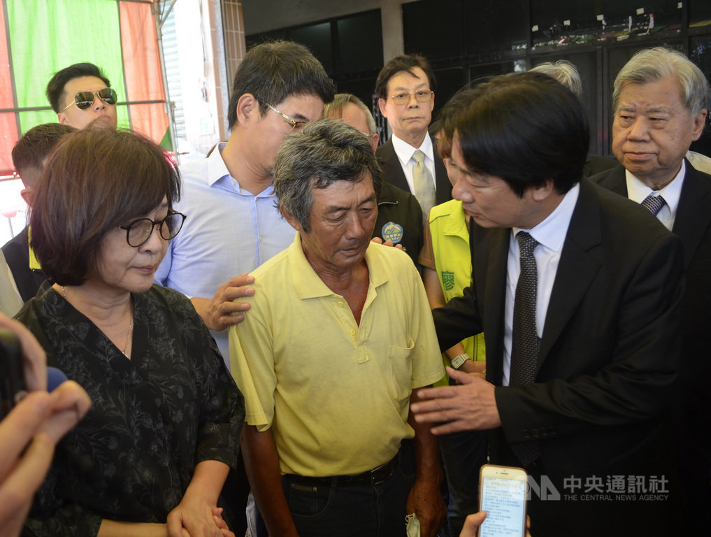 副總統賴清德(前右)11日在民進黨籍立委蘇治芬(前左)等人陪同下,到雲林慰問日前因操演橡皮艇翻覆意外殉職上兵蔡博宇家屬,蔡博宇父親蔡健生(前中)想到兒子難掩傷心,賴清德請蔡父要節哀、保重身體,一定要走出傷痛。中央社記者蔡智明攝 109年7月11日