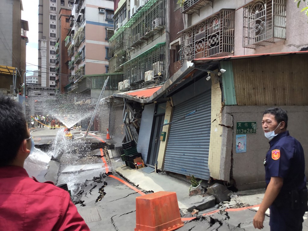 新北市永和區文化路113巷一處工地旁11日發生路面坍塌,新北市政府初步勘查,疑因施工不慎釀災,造成鄰近民宅建築物結構受損,周邊計有80戶、103人先行疏散,目前安置於永和區2處旅社。(新北市政府工務局提供)中央社記者魯鋼駿傳真 109年7月11日