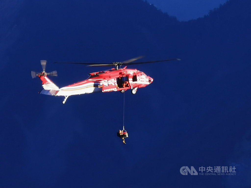台東縣一名胡姓消防員9日深夜前往向陽山區搜救迷路受傷女山友,因山區黑暗不慎摔倒受傷,11日清晨空勤黑鷹直升機順利將他吊掛下山送醫。(台東縣消防局提供)中央社記者盧太城台東傳真 109年7月11日