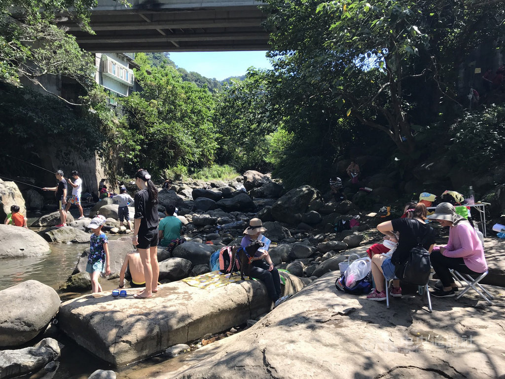 台北市士林區外雙溪流域因溪水清澈,不少民眾會前往戲水、垂釣,台北市消防局與民間救難團體合作,11日起假日會派員在外雙溪的碧溪橋、楓林橋執行防溺宣導及駐點警戒,平日會不定時指派消防車在外雙溪周邊巡邏,保障戲水民眾安全。(消防局提供)中央社記者劉建邦傳真 109年7月11日