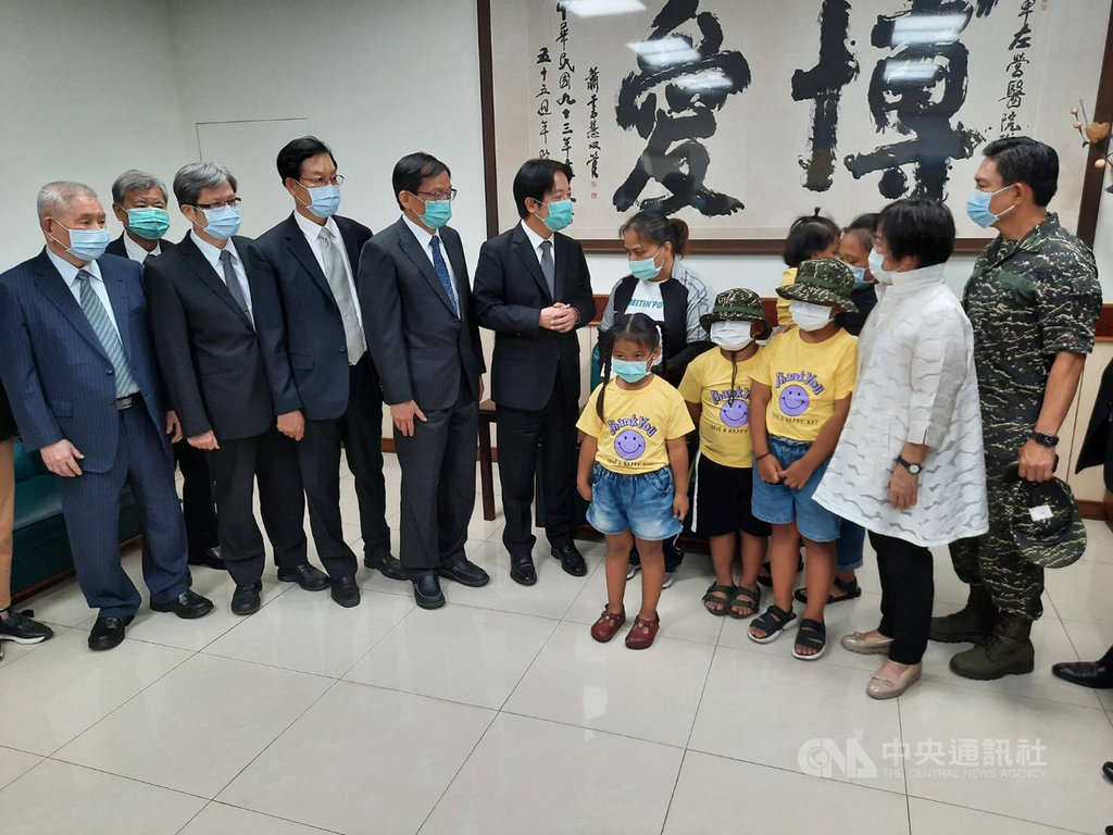 海軍陸戰隊3日操演發生橡皮艇翻覆意外,釀2死、1命危、1輕傷。副總統賴清德(前左5)11日前往探視受傷中士阿瑪勒.道卡杜並慰問家屬,希望大家一起集氣助阿瑪勒度過難關。(民眾提供)中央社記者陳朝福傳真 109年7月11日