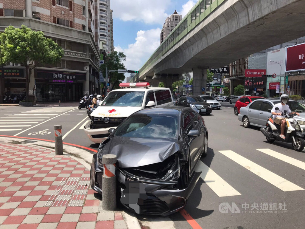 台中市余姓女子11日開車行經南屯區一處路口迴轉,不慎與黃女駕駛的救護車擦撞,自小客車還失控撞上路旁人行道的石墩,車頭嚴重受損。(民眾提供)中央社記者蘇木春傳真 109年7月11日