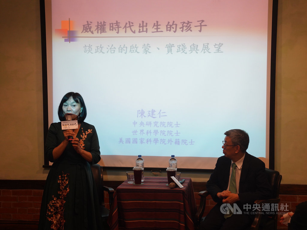 促進轉型正義委員會11日在蔡瑞月舞蹈研究社舉辦講座,邀請前副總統陳建仁(右)演講「威權時代出生的孩子-談政治的啟蒙、實踐與展望」。左為促轉會主委楊翠。中央社記者徐肇昌攝 109年7月11日