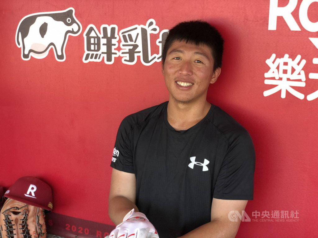 中職樂天桃猿隊戰績關鍵期,年輕野手成晉被拉上一軍,場上每個環節都不能有差錯,這也是成晉進到職棒後,面對張力最大的比賽,成晉11日受訪表示,能參與這段過程,就想辦法做好該做的事、好好享受比賽,至於壓力,他也調適的很好,「不把自己想得太重要」。中央社記者謝靜雯攝 109年7月11日