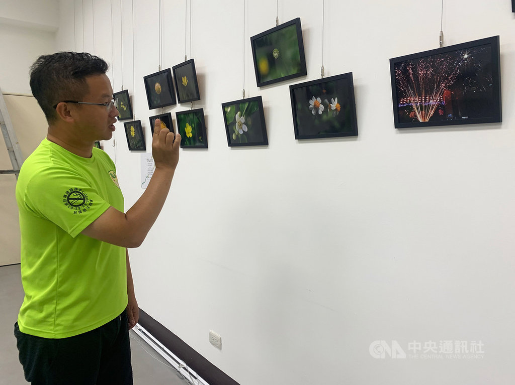 馬祖東引國民中小學開設技藝教育課程,培力學生陳邑瑄製作畢業攝影展,攝影老師鄭子駿(圖)受訪表示,學生不但學會掌握光線跟瞬間的畫面,還讓他感受到靜態攝影有呈現動態構圖流動的感受。圖為鄭子駿109年7月9日布展時參觀展場。中央社記者邱筠攝 109年7月11日
