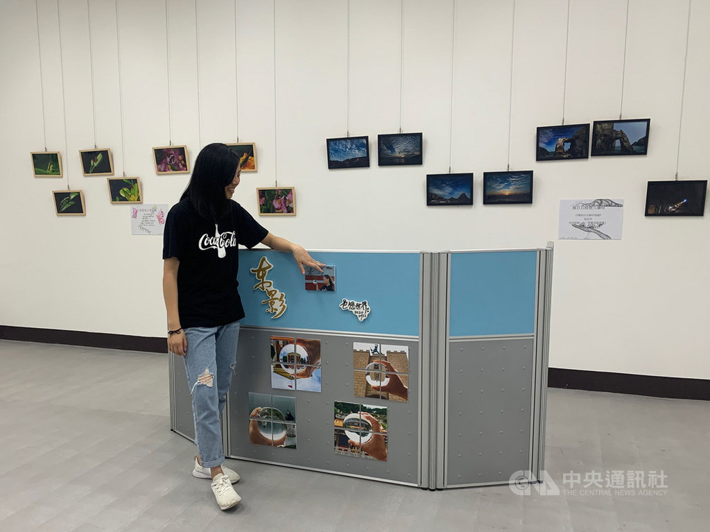馬祖東引國民中小學開設技藝教育課程,培力學生陳邑瑄製作畢業攝影展,11日開展,師生共創定調用水晶球裡的「邑想世界」展現結晶,作品有將拆除的東引鄉公所、待修繕的東湧燈塔、香火最鼎盛的白馬尊王廟及東引入口地標忠誠門等,這是陳邑瑄眼裡的東引印象。中央社記者邱筠攝 109年7月11日