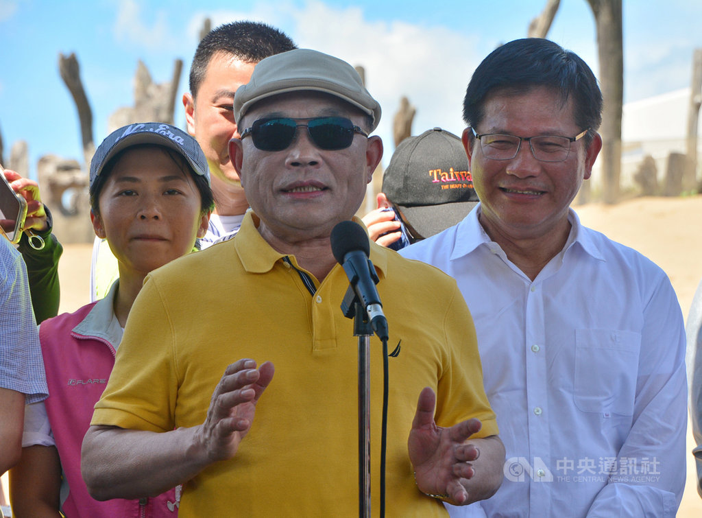行政院長蘇貞昌(前中)日前赴新北市金山出席活動,塗抹隔離霜做好防曬,引起討論。中央社記者黃旭昇新北攝 109年7月11日